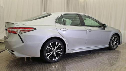 Celestial Silver Metallic 2018 Toyota Camry SE