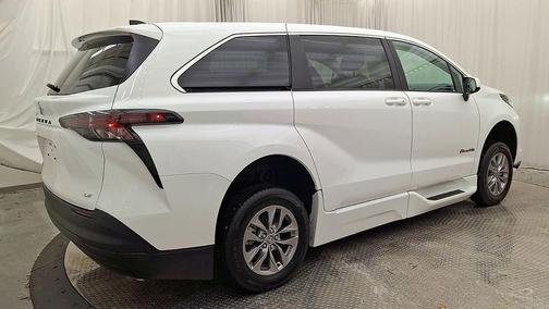 2025 Toyota Sienna LE