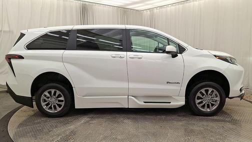 2025 Toyota Sienna LE