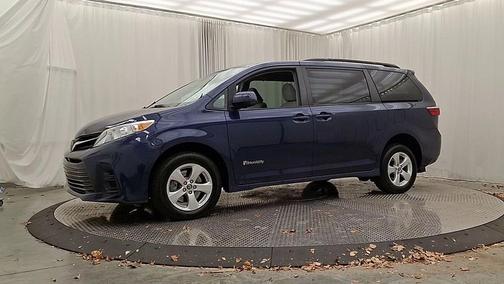 2019 Toyota Sienna LE