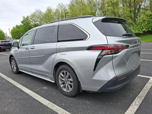 Celestial Silver Metallic 2021 Toyota Sienna XLE 8 Passenger