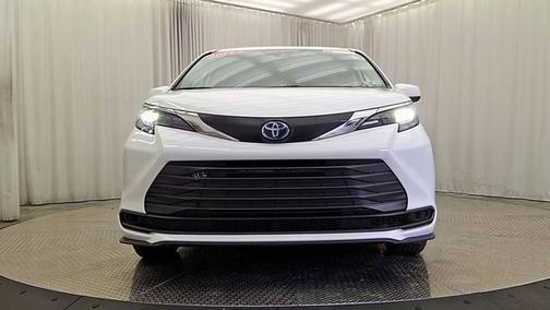 2024 Toyota Sienna LE
