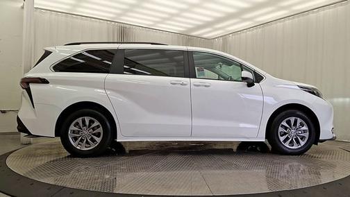 2024 Toyota Sienna LE