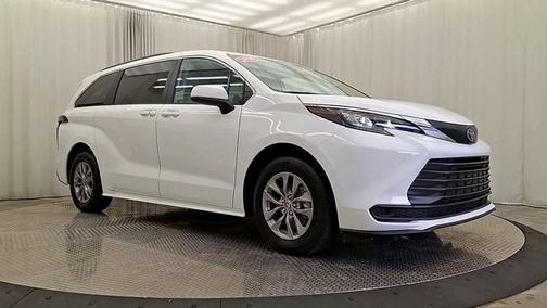 2024 Toyota Sienna LE