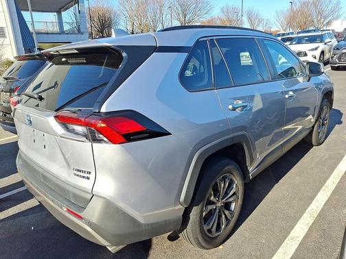 2022 Toyota RAV4 Hybrid SE