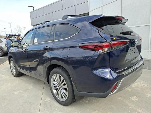 2026 Toyota Highlander Hybrid Platinum
