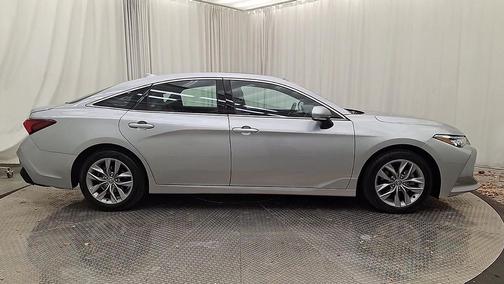 2022 Toyota Avalon Hybrid XLE