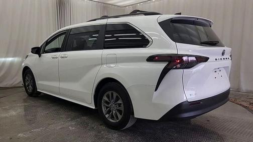2025 Toyota Sienna LE