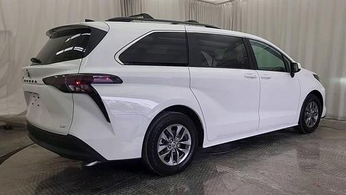 2025 Toyota Sienna LE