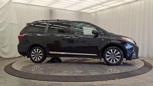2020 Toyota Sienna XLE