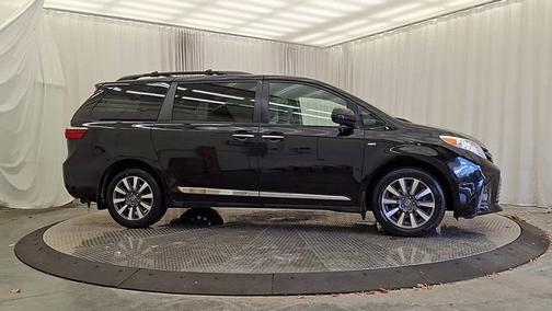 2020 Toyota Sienna XLE