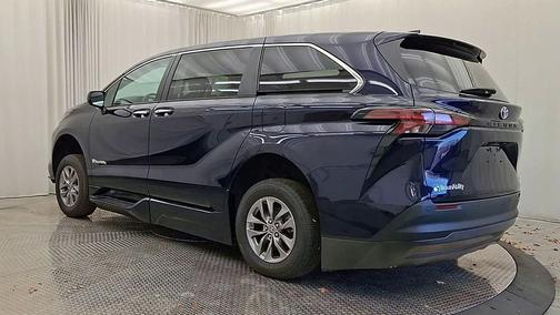 2022 Toyota Sienna XLE