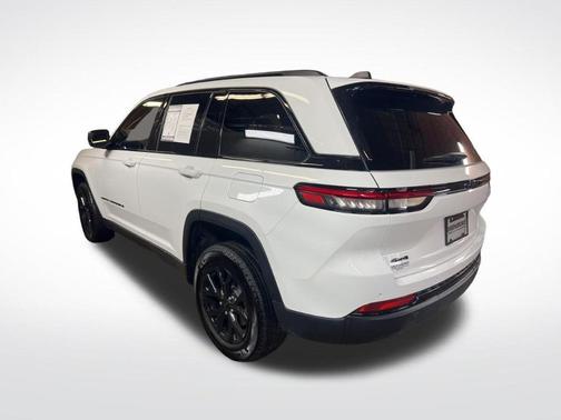 Bright White Clearcoat 2024 Jeep Grand Cherokee Laredo