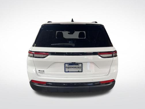 Bright White Clearcoat 2024 Jeep Grand Cherokee Laredo