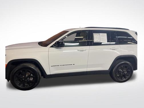 Bright White Clearcoat 2024 Jeep Grand Cherokee Laredo