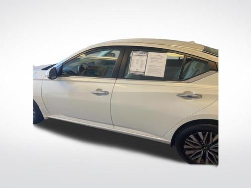 White 2023 Nissan Altima 2.5 SV
