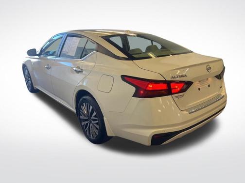 White 2023 Nissan Altima 2.5 SV