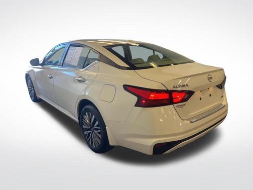 White 2023 Nissan Altima 2.5 SV