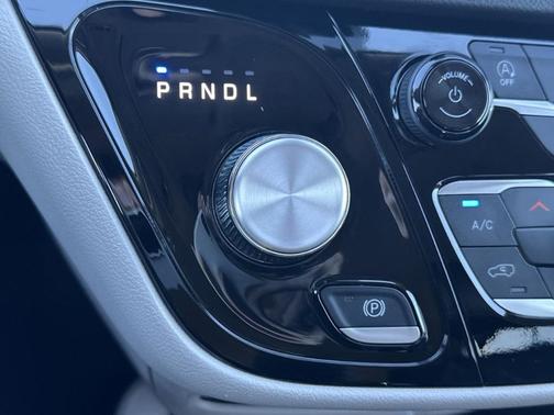 2024 Chrysler Pacifica Touring-L