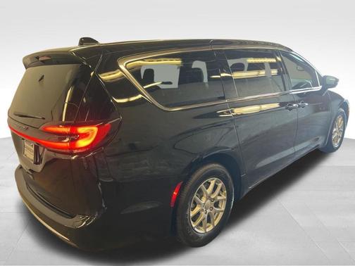 PXJ 2027 Chrysler Pacifica SELECT