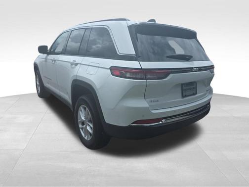 Bright White Clearcoat 2026 Jeep Grand Cherokee Laredo