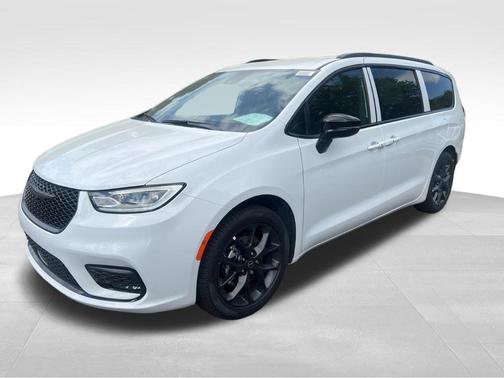 Bright White Clearcoat 2026 Chrysler Pacifica Select