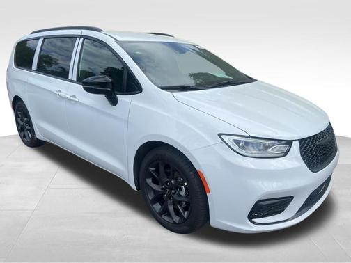 Bright White Clearcoat 2026 Chrysler Pacifica Select