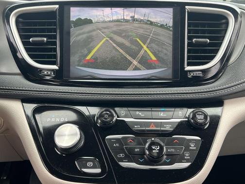 2023 Chrysler Pacifica Touring-L