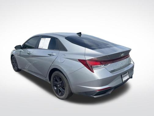 Shimmering Silver Pearl 2022 Hyundai ELANTRA SEL