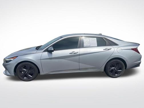 Shimmering Silver Pearl 2022 Hyundai ELANTRA SEL