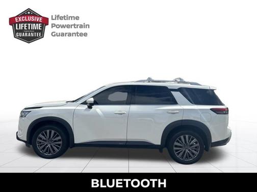 White 2024 Nissan Pathfinder SL
