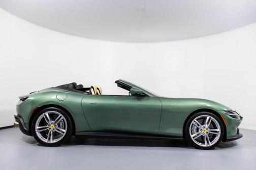 Verde Dora 2024 Ferrari Roma Spider Base