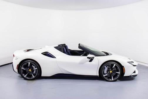 Bianco Mica 2022 Ferrari SF90 Spider Base