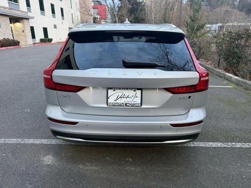 2025 Volvo V60 Cross Country Plus, B5 AWD Gas (mild hybrid)
