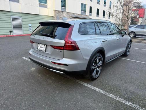 2025 Volvo V60 Cross Country Plus, B5 AWD Gas (mild hybrid)