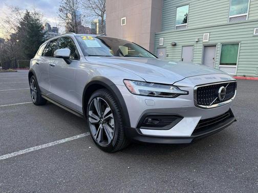 2025 Volvo V60 Cross Country Plus, B5 AWD Gas (mild hybrid)