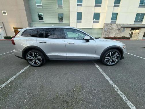 2025 Volvo V60 Cross Country Plus, B5 AWD Gas (mild hybrid)
