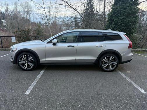 2025 Volvo V60 Cross Country Plus, B5 AWD Gas (mild hybrid)