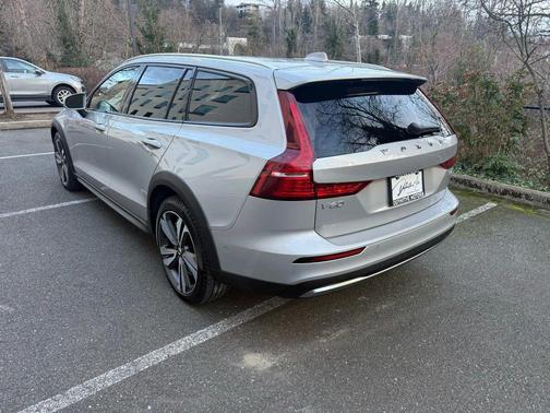 2025 Volvo V60 Cross Country Plus, B5 AWD Gas (mild hybrid)