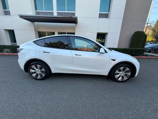 2022 Tesla Model Y Long Range Dual Motor All-Wheel Drive