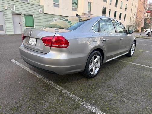 2013 Volkswagen Passat 2.0 TDI SE w/ Sunroof