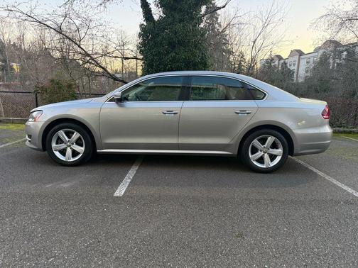 2013 Volkswagen Passat 2.0 TDI SE w/ Sunroof