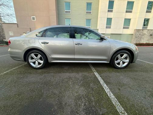 2013 Volkswagen Passat 2.0 TDI SE w/ Sunroof