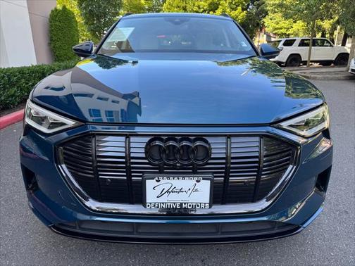 2022 Audi e-tron Premium Plus