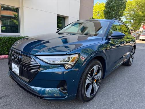 2022 Audi e-tron Premium Plus