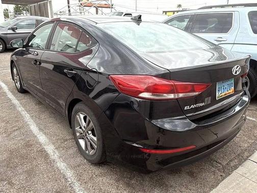 Black Noir Pearl 2017 Hyundai ELANTRA SE