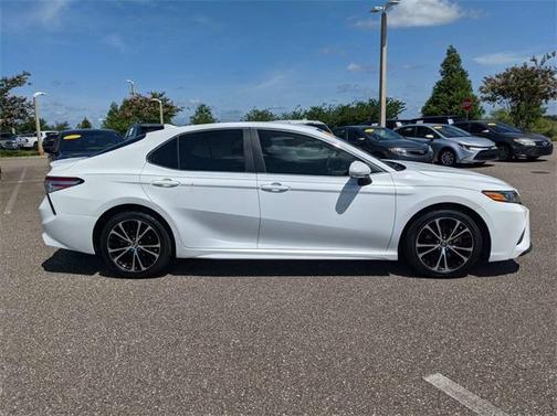 Photo 4 of 35 of 2020 Toyota Camry SE