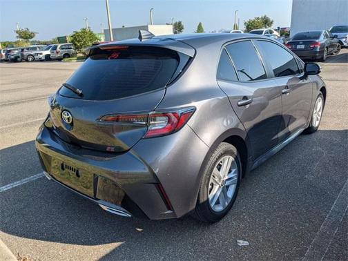 Photo 5 of 6 of 2021 Toyota Corolla Hatchback SE