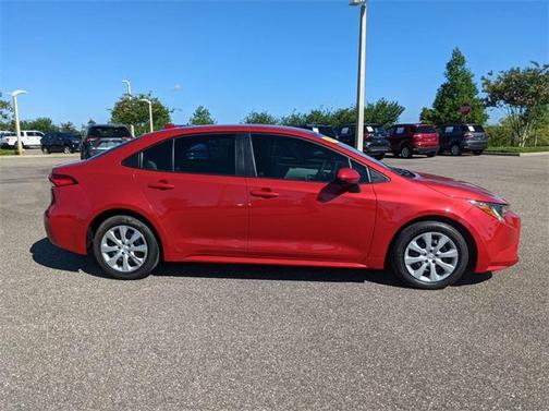 Photo 4 of 33 of 2020 Toyota Corolla LE