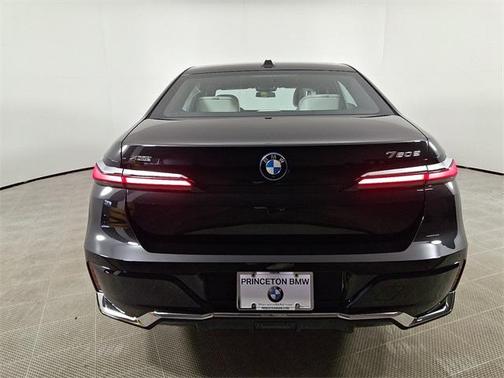 2025 BMW 750e xDrive